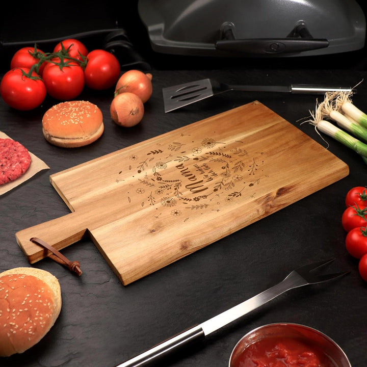 Holz Schneidebrett mit Griff für Mama, Frühstücksbrettchen mit Blumenherz Gravur, Geschenk für Mama