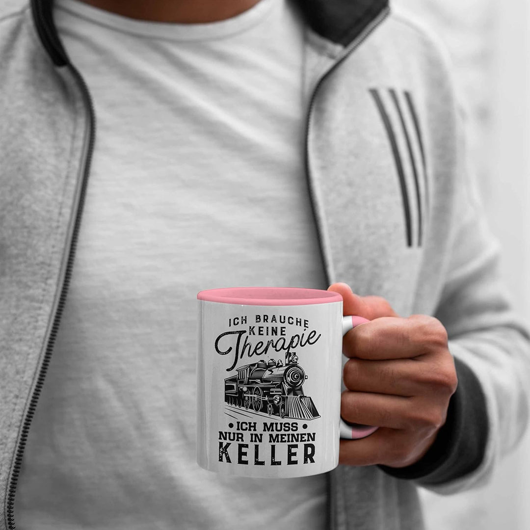 Trendation - Modelleisenbahn Tasse Geschenk für Eisenbahner Spruch Ich Muss In Meinen Keller (Rosa),