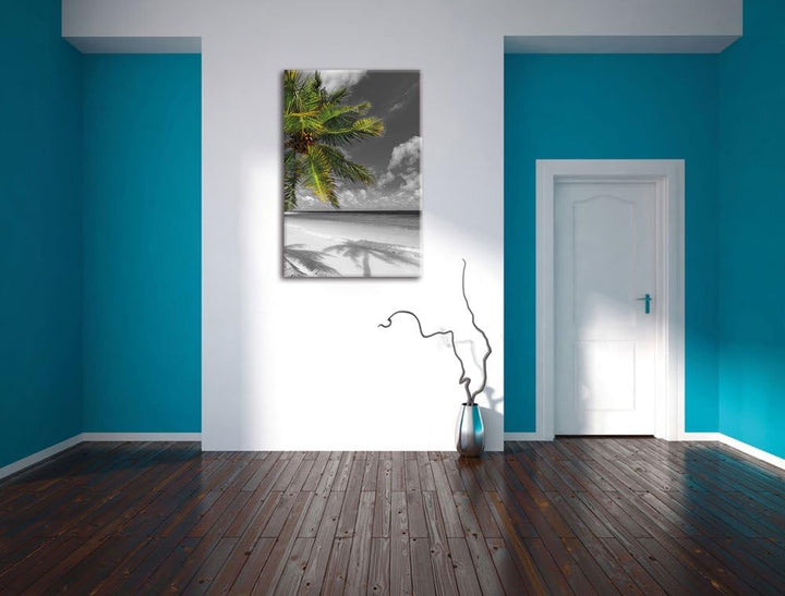 Pixxprint riesige Palem über Strand schwarz/weiss, Format: 80x120 auf hochkantiges Leinwand, 80x120