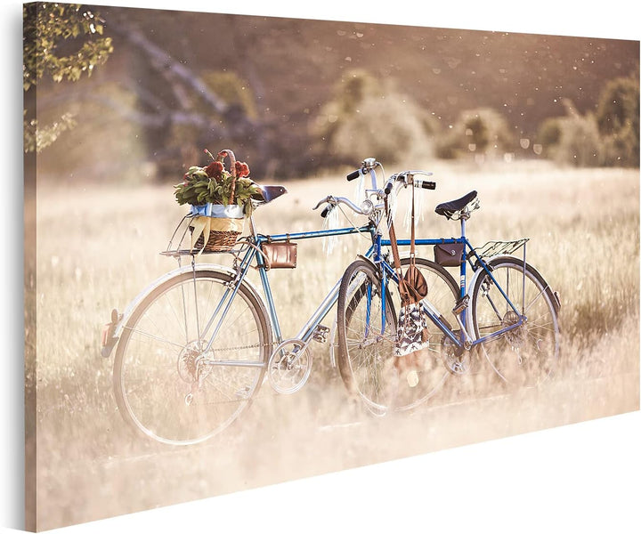 islandburner Bild auf Leinwand Zwei Fahrräder Im Feld Mit Blumenkorb Bei Sonnenuntergang Bilder Wand