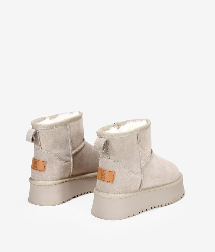 BOSANOVA Stiefeletten im australischen Stil aus Spaltleder mit mittlerem Schaft von 12 cm, Logo-Deta
