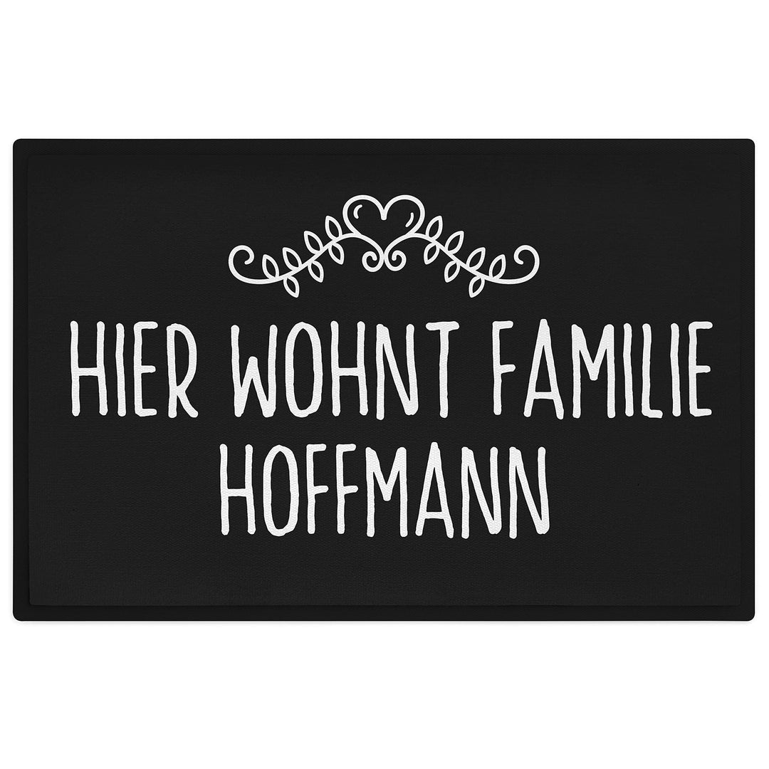 Trendation - Lustige Fussmatte Personalisiert Hier Wohnt Familie Willkommen Wunschtext Wunschnamen F