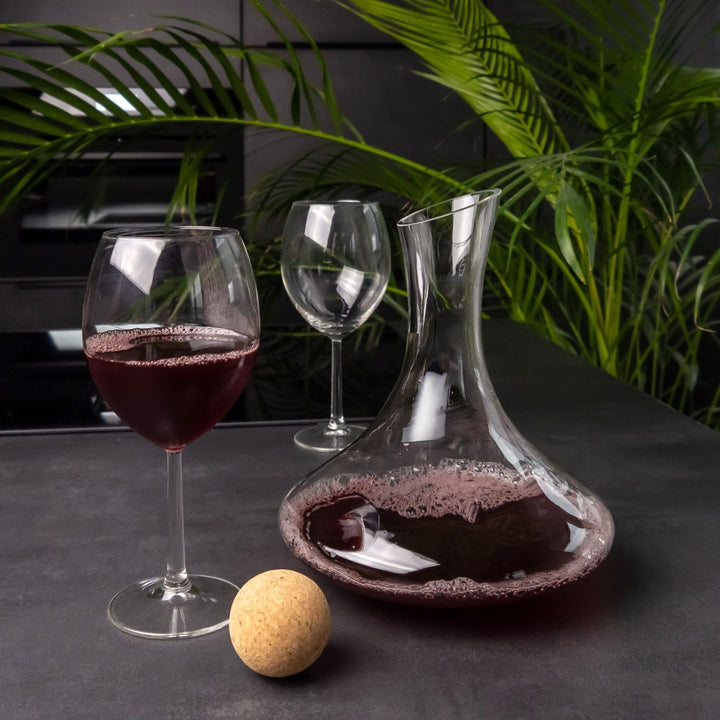 Intirilife Glas Karaffe mit 1.8 Liter für Rotwein mit Reinigungsperlen - Dekantierkapazität 750ml -