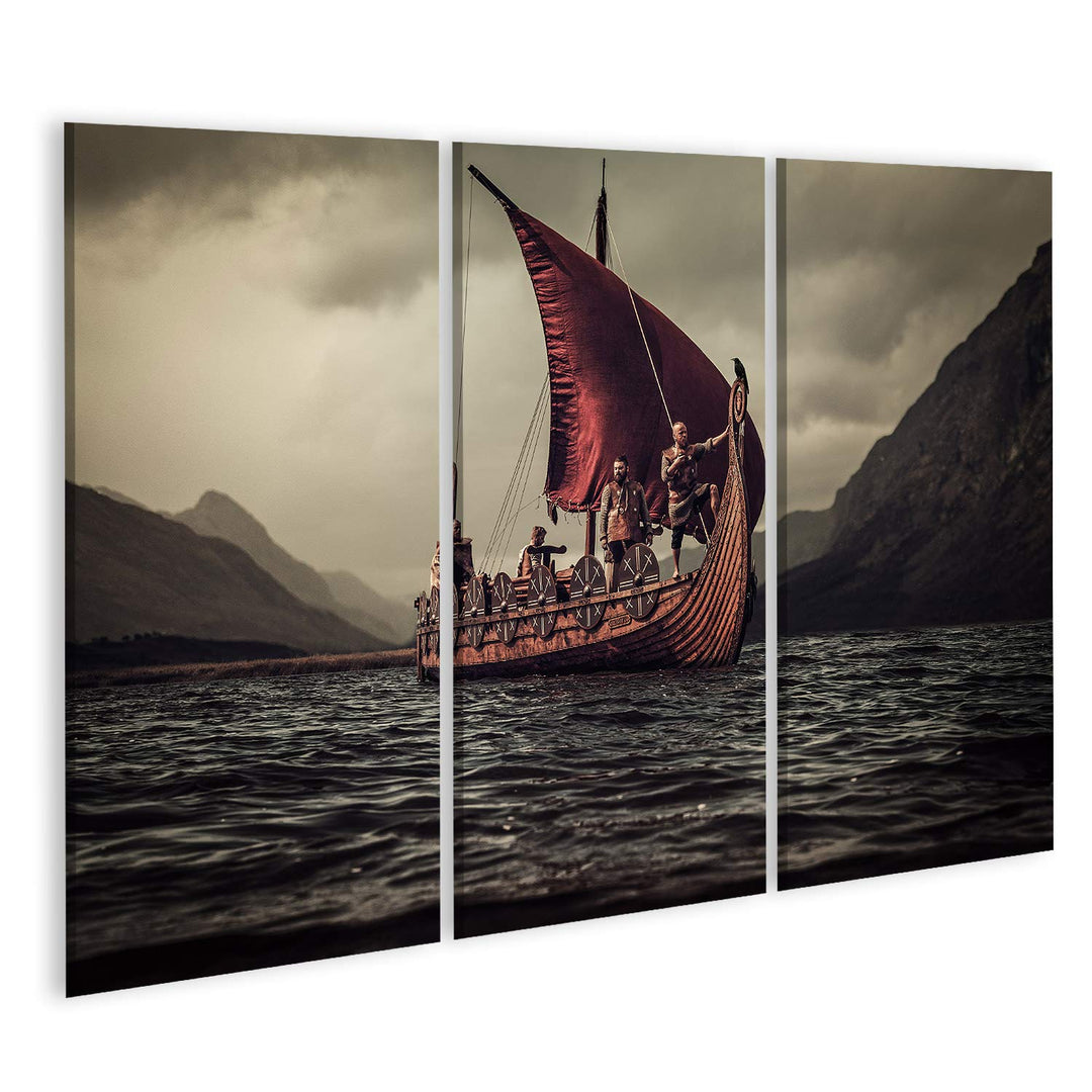islandburner Bild auf Leinwand Gruppe Von Wikingern Auf Dem Meer Auf Drakkar Mit Bergen Im Hintergru