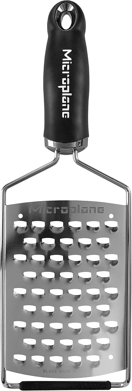 Microplane Küchenreibe XL-Grob für Kartoffel, Käse, Kohl, Gurke, Kürbis und Zucchini in Schwarz mit
