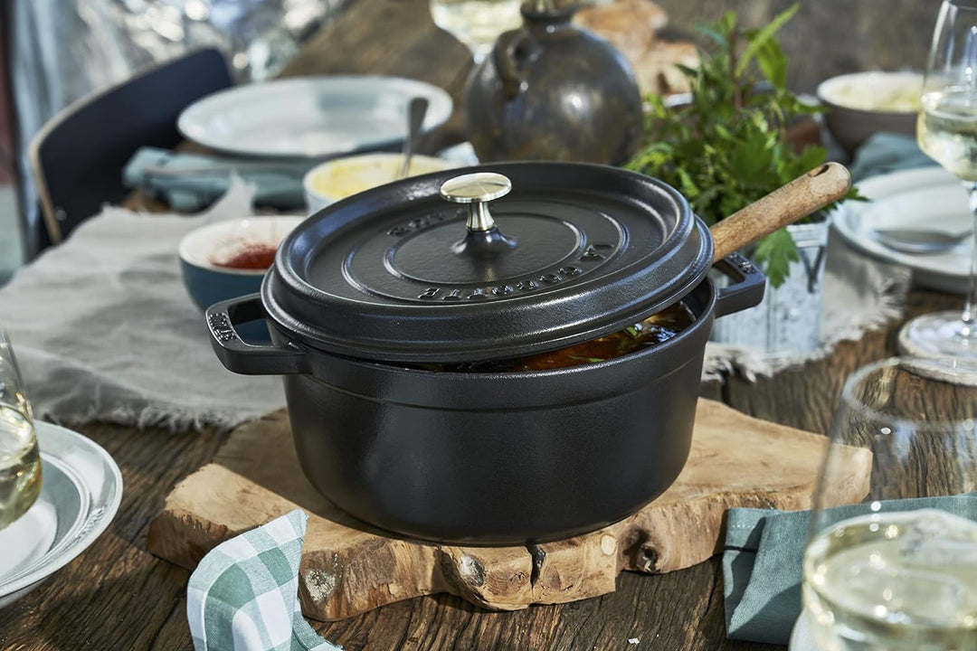 STAUB Gusseisen Bräter/Cocotte, Rund 26 cm, 5 L, Aromaregen Funktion, Für alle Herdarten geeignet, S