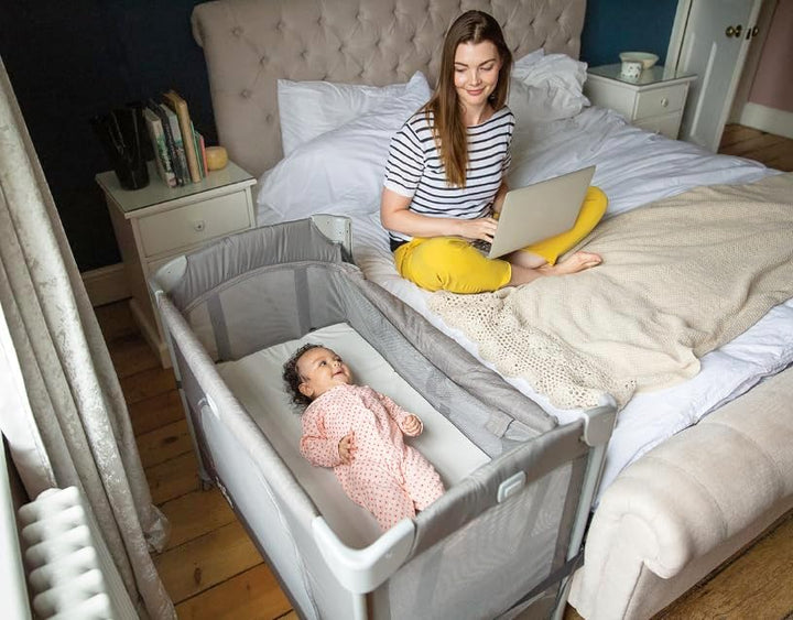 Joie Kubbie™ Sleep Reisebett, 2-in-1 Beistellbett, absenkbare Seite, herausnehmbarer Einsatz, kompak