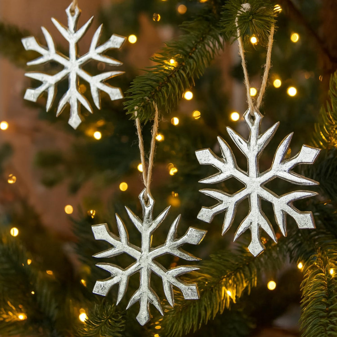 com-four® 6X Hängedeko Schneeflocke - Dekofigur aus vernickeltem Aluminium - weihnachtliches und Ele