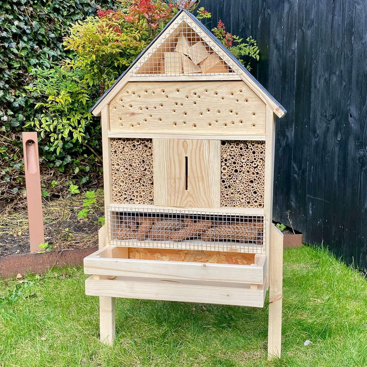 GARTENETAGE Stehendes Insektenhotel XXL mit Pflanzenoase &amp; Schieferdach/Naturbelassenes, massives In