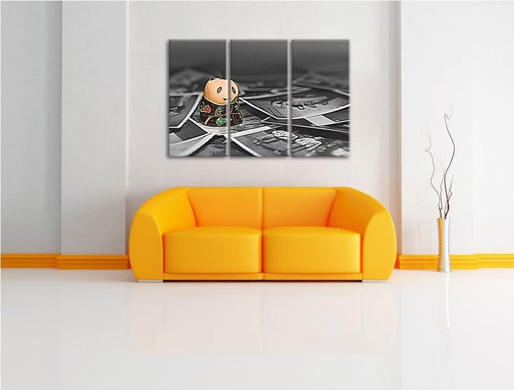 kleine süsse Pandafigur zwischen Fotografien schwarz/weiss Deluxe 3-Teiler Leinwandbild 120x80 Bild