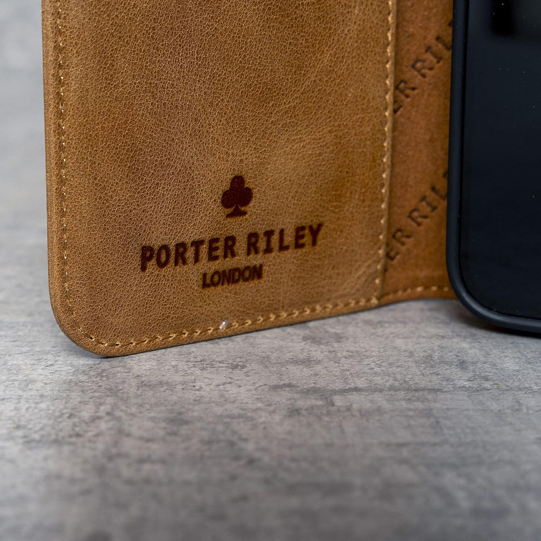 Porter Riley - Lederhülle für iPhone 13 Pro (6.1"). Premium Echtleder Standhülle/Ledertasche/Briefta