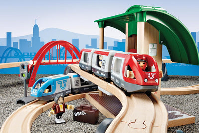 BRIO World 33512 Grosses BRIO Bahn Reisezug Set - Eisenbahn mit Bahnhof, Schienen und Figuren - Klei