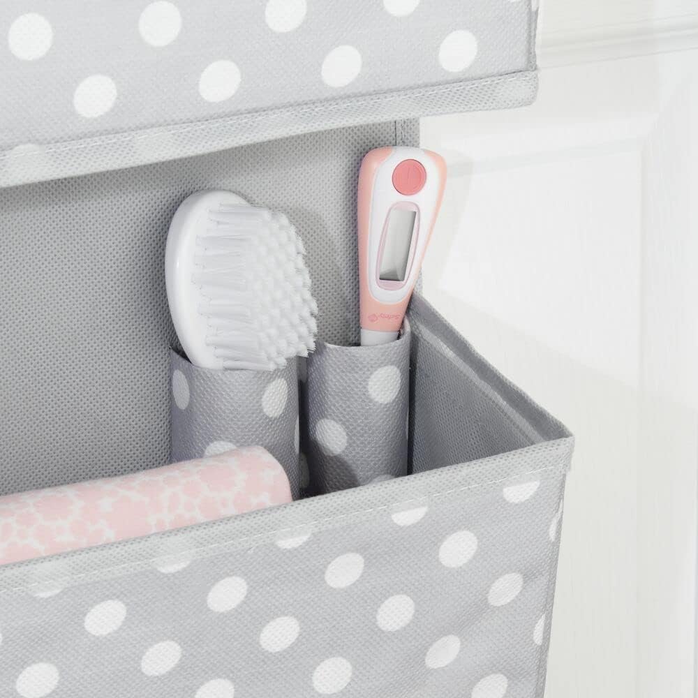 mDesign Kleiderschrank aus Stoff mit 3 Körben – Hängeaufbewahrung aus Kunstfaser für Kleidung und Ac