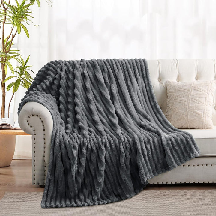 RUIKASI Kuscheldecke Flauschig Decke Grau - 130x150cm Fleecedecke Sofadecke Couchdecke für Wohnzimme
