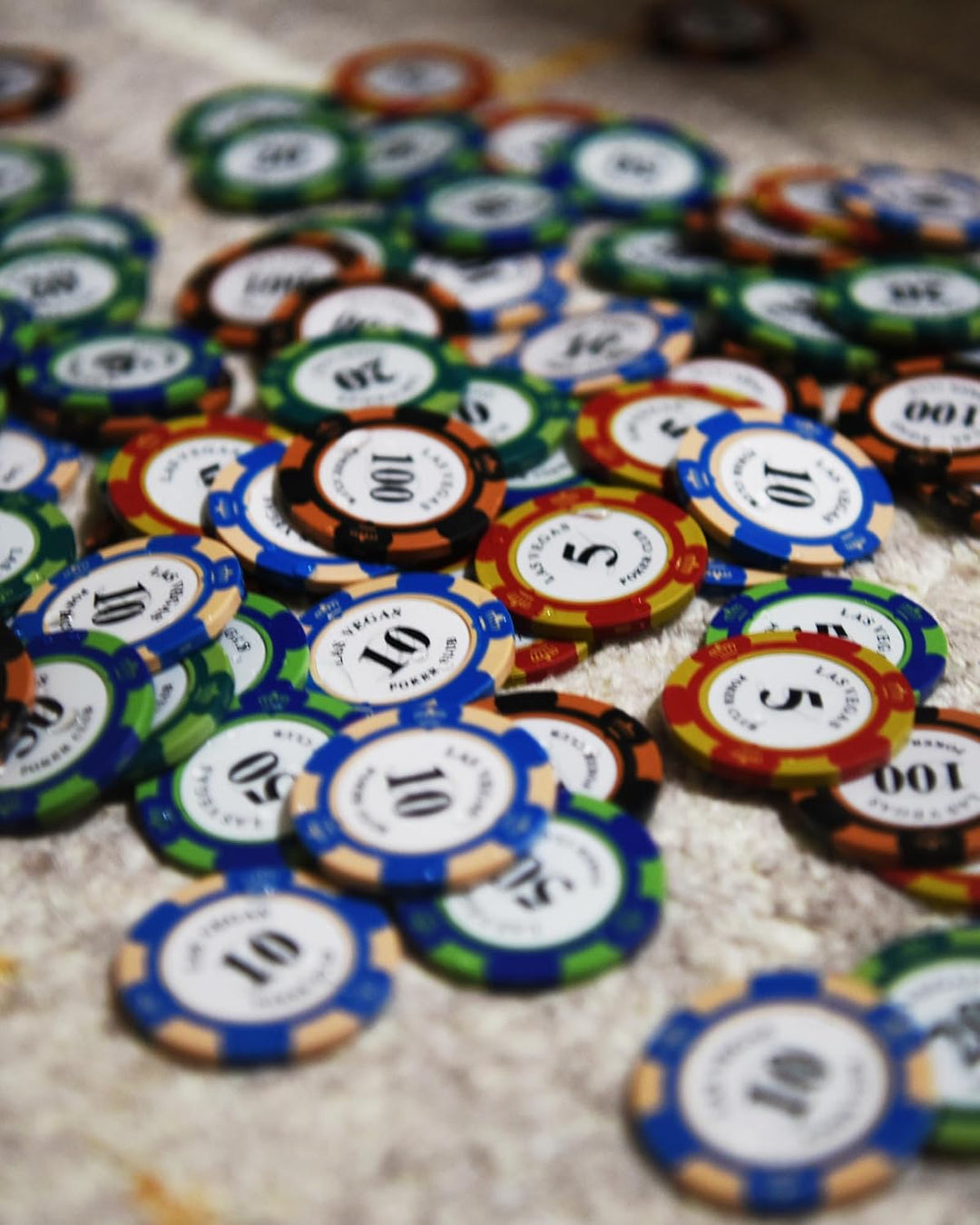 Pokerchip-Set mit 100 Tonchips mit Nennwert, geeignet für Blackjack und Casinospiele, 20 Chips pro N