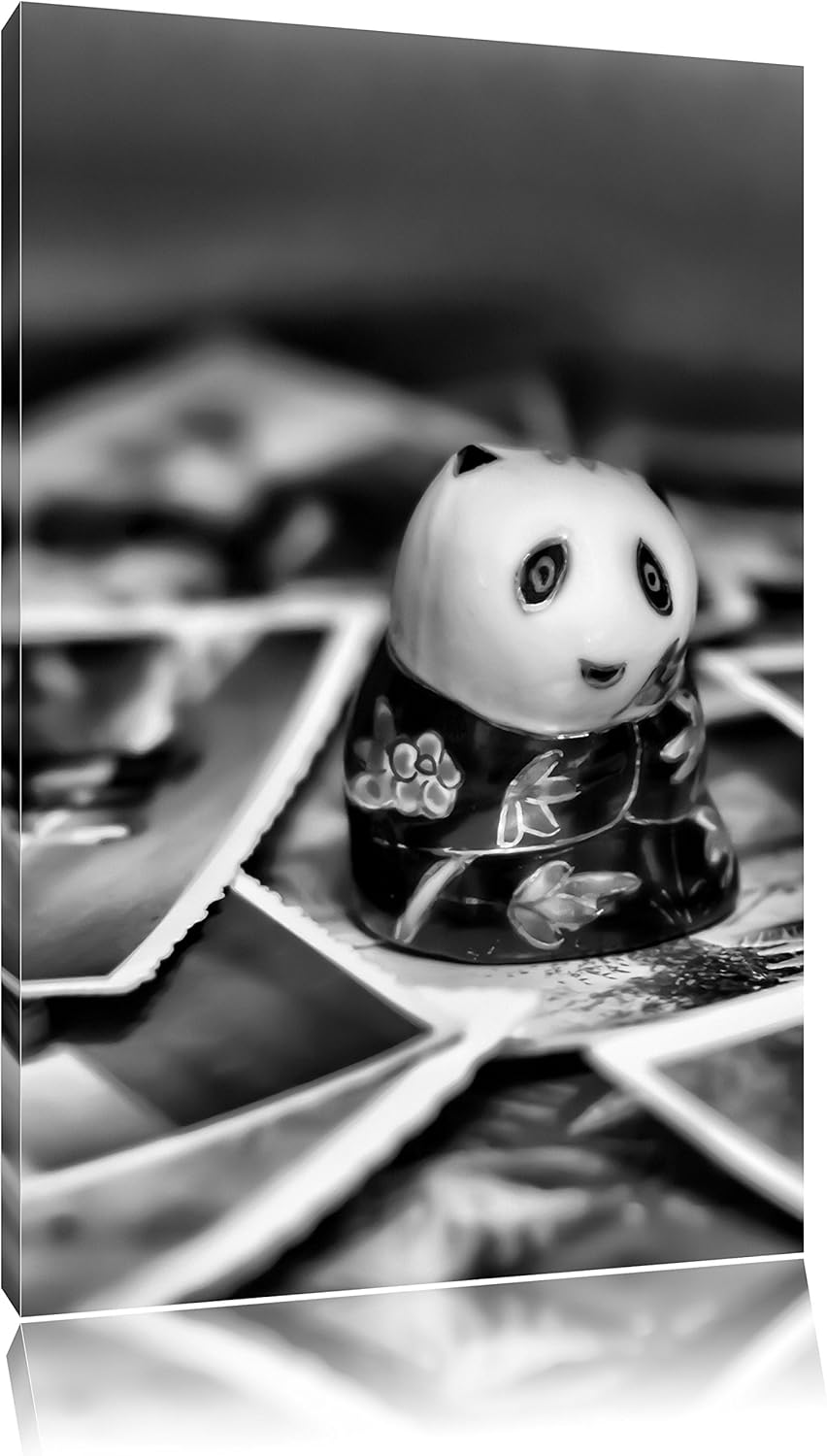 Pixxprint Panda Figur zwischen Fotografien als Leinwandbild/Grösse: 100x70 cm/Wandbild/Kunstdruck/fe