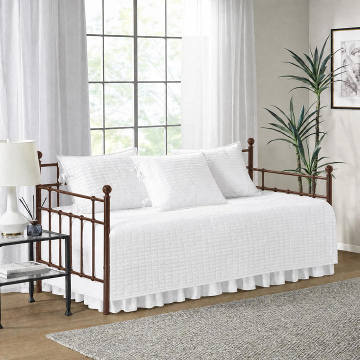 Comfort Spaces Gemütliche Ganzjahres-Bettwäsche mit Bettvolant Tagesbett-Set, Textil, Kienna Weiss,