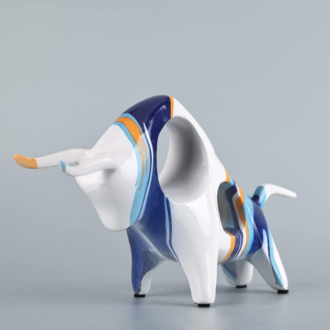 Kunstharz-blau-weisse Bullen-Statue, minimalistische farbige Stierfigur, Originalität, abstrakte Sti