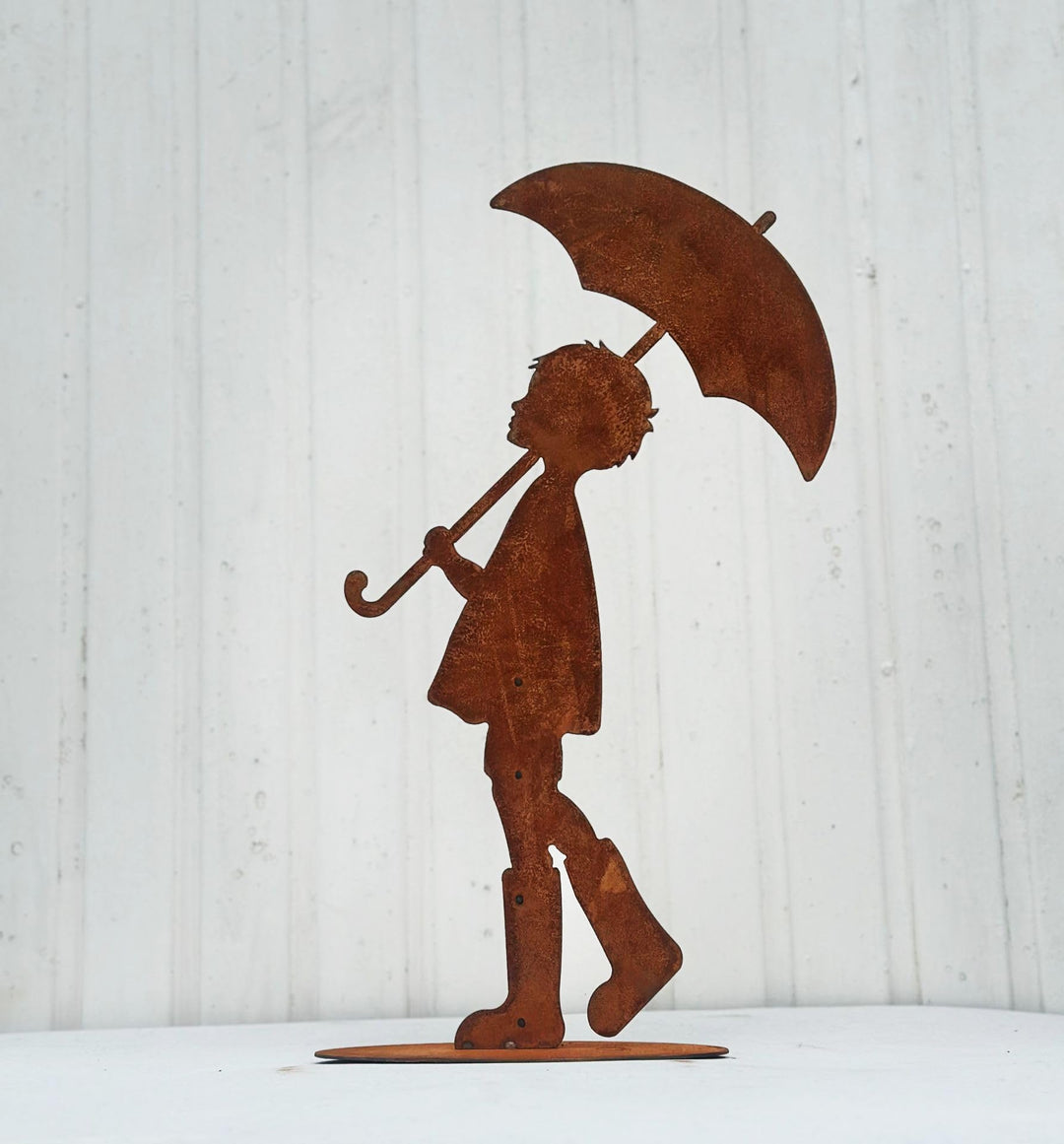 Gartenfigur Junge mit Schirm 60cm auf Platte Edelrost Gartendeko Wetterfest Rost Metall Rostfigur Ki