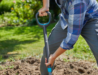 Gardena ErgoLine Spitz-Spaten: Gartenspaten aus Qualitätsstahl zum Umgraben und Ausheben, mit Tritts