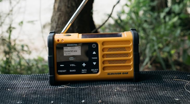 Sangean MMR-88 Survivor M8 Radio - Tragbares Notfall radio - Kurbelradio mit Notsummer und LED Tasch