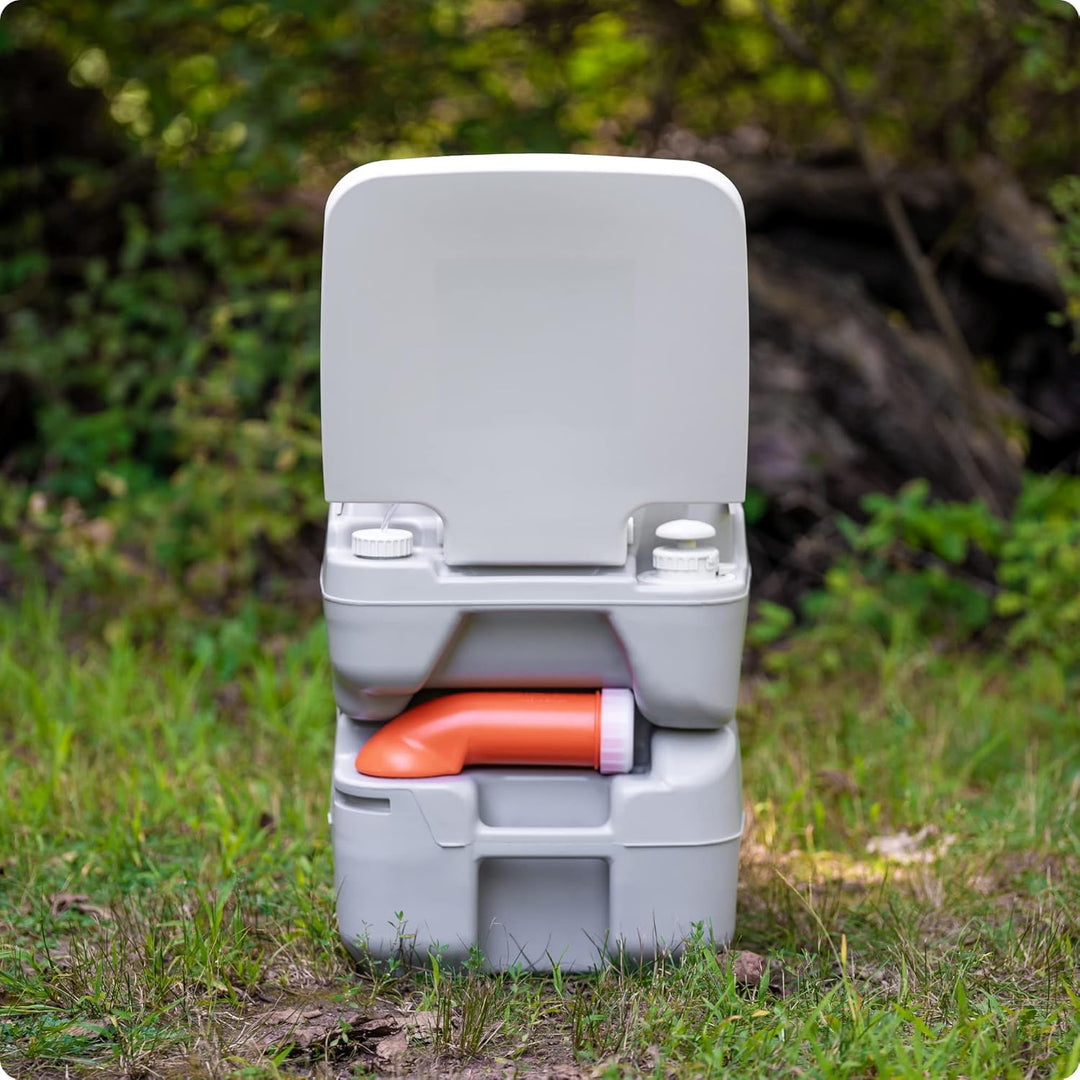 Alpcour Tragbare Toilette – Kompakter Toilettenstuhl für drinnen und draussen mit Reisetasche für Ca