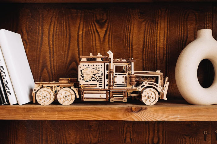 Wood Trick Big Rig Mechanischer Spielzeuglastwagen - Leistungsstarker Gummibandmotor - Realistischer