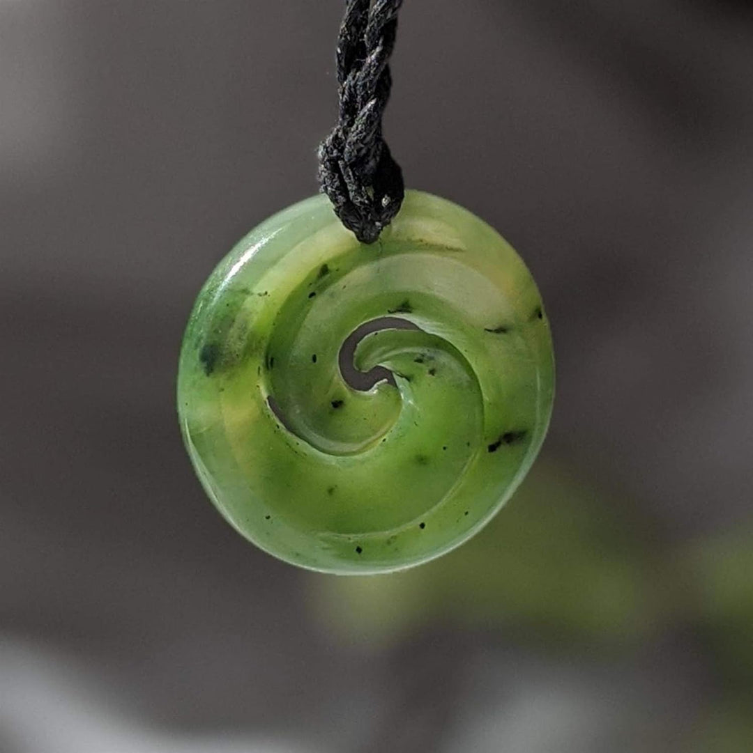 81stgeneration Unisex Geschnitzte Nephrit Jade Grünstein Maori Doppel Koru Kreis Anhänger Halskette