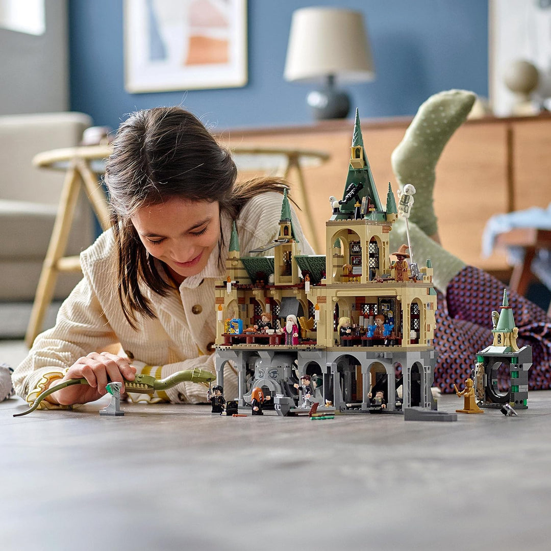 LEGO 76389 Harry Potter Schloss Hogwarts Kammer des Schreckens Spielzeug Set, goldene Voldemort Mini