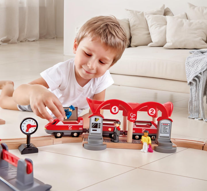 Hape Eisenbahn-Set „Verkehrsreiche Stadt Komplettes Eisenbahn-Set aus Holz zum Themenbereich Stadt f