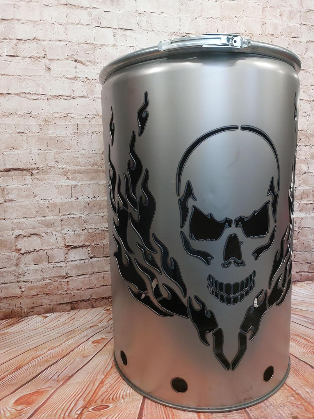 Feuertonne mit - Totenkopf Flammen - Motiv - Gefertigt aus neuem Ölfass - Besondere Feuerstelle für