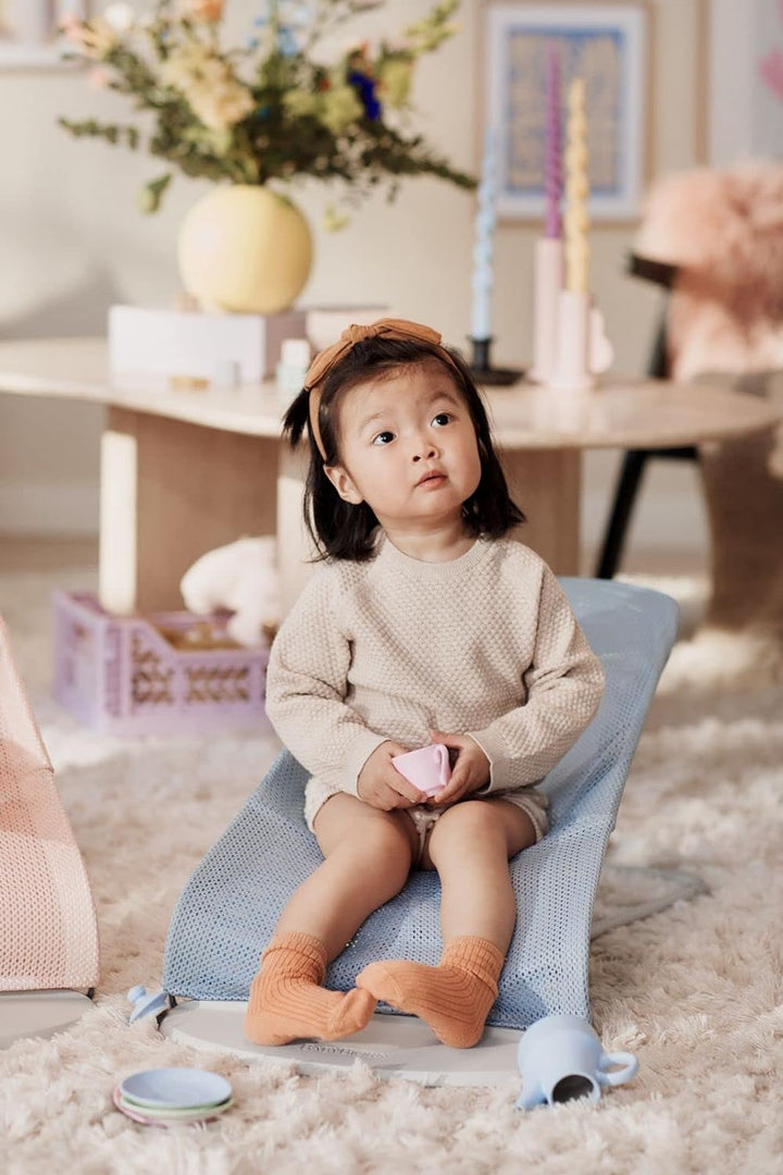 BabyBjörn Babywippe Balance Soft, Hellgrauer Rahmen, Netzstoff, Himmelblau/Weiss Netzstoff Himmelbla