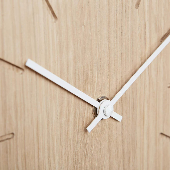 Natuhr Holzuhr Wanduhr Tischuhr Holz - Beam - geräuscharm Massivholz modern Design 17 x 17 cm (Eiche
