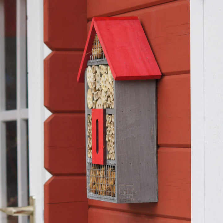 Insektenhotel grau und rot mit FSC ® Mix Credit Rot-Grau, Rot-Grau