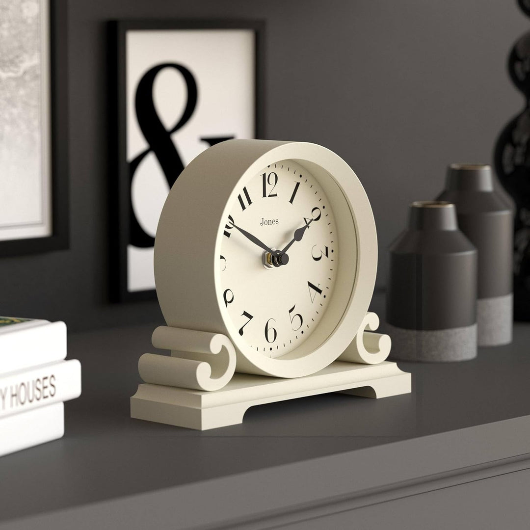 JONES CLOCKS® Saloon Tischuhr I Traditionelles DoppelIscrollIDesign I Hellcreme I Zeitgenössischer k