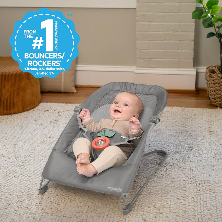 Ingenuity Stow &amp; Go kompakte Falt Babywippe, leichter tragbarer Sitz mit Vibration &amp; Spielzeug, Grau