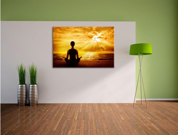 Pixxprint Frau meditiert bei Sonnenaufgang am Strand, Format: 100x70 auf Leinwand, XXL riesige Bilde