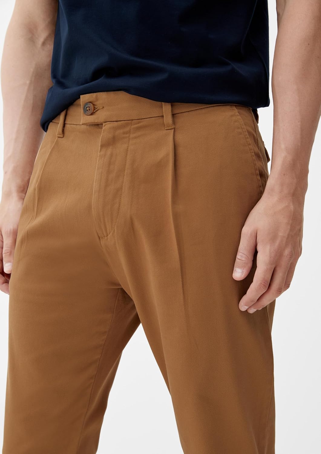 s.Oliver Relaxed: Chino mit Bundfalten 31W / 32L Braun 8469, 31W / 32L Braun 8469
