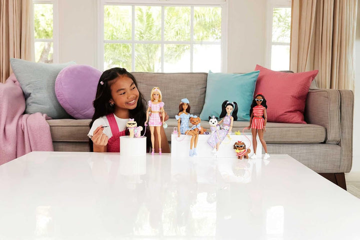 Barbie Twinning Looks Puppe mit Hündchen im Partnerlook mit blauen Pünktchen-Outfits und Accessoires