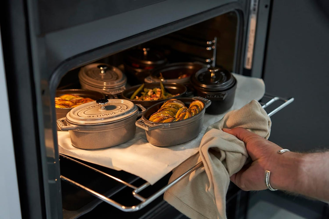 STAUB Mini Cocotte, oval mit Deckel 11 cm, 0,25 L, induktionsgeeignet, mit mattschwarzer Emaillierun