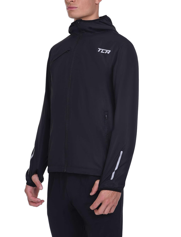 TCA Herren Lauf-Softshelljacke. Reflektierende atmungsaktive Packable-Jacke mit Reissverschlusstasch