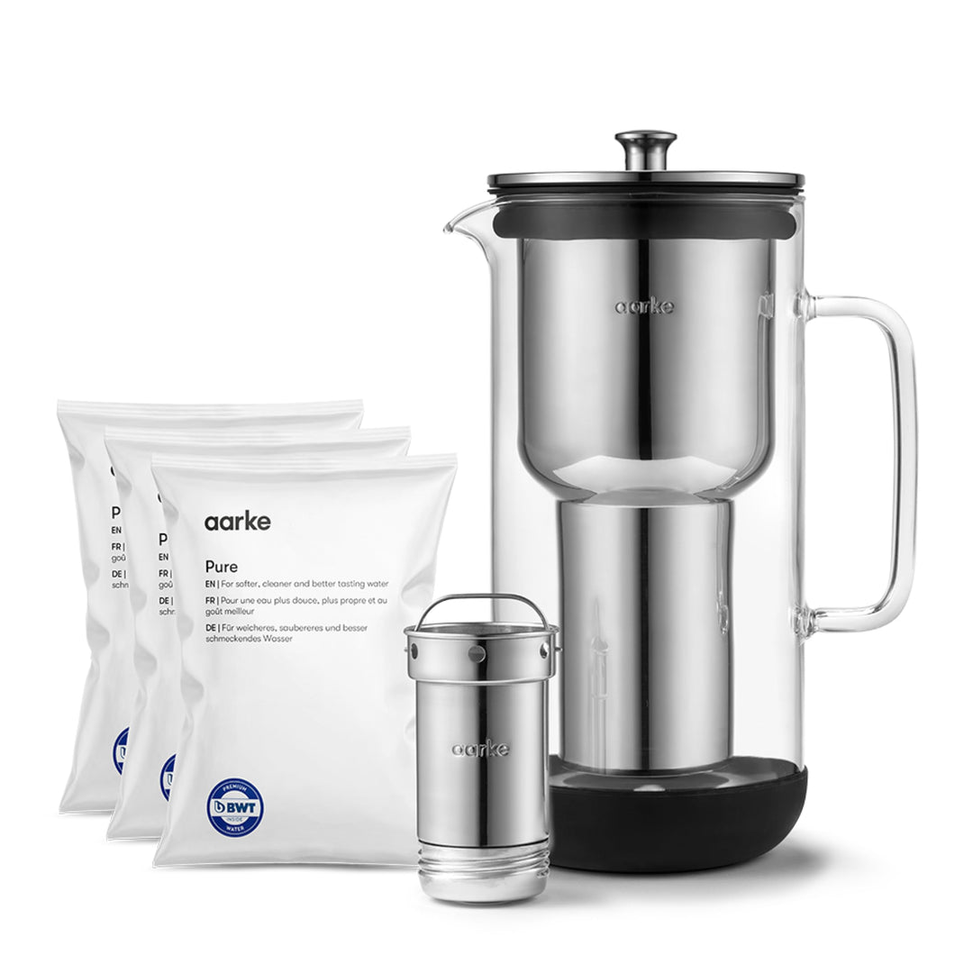 Aarke Purifier, Wasserfilterkanne aus Glas und Edelstahl (2,4 L / 10 Tassen) + 3er-Pack Pure Filter-
