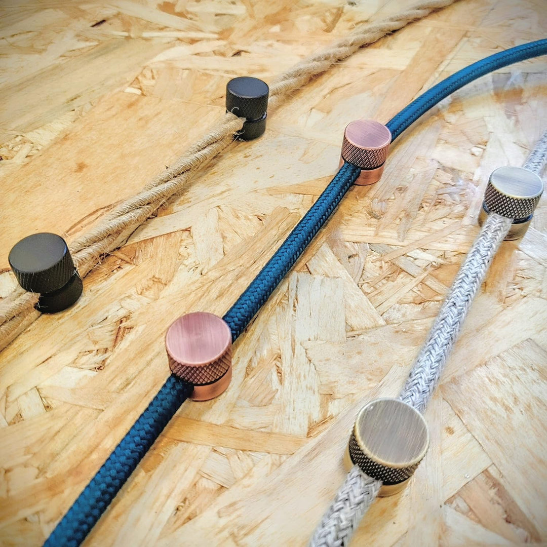 Amarcords - 10 Aluminium Deckenpins mit sichtbarer Kabelanpassung. Deckenbefestigung für Lampen und