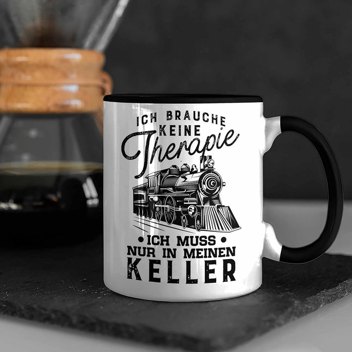 Trendation - Modelleisenbahn Tasse Geschenk für Eisenbahner Spruch Ich Muss In Meinen Keller (Schwar