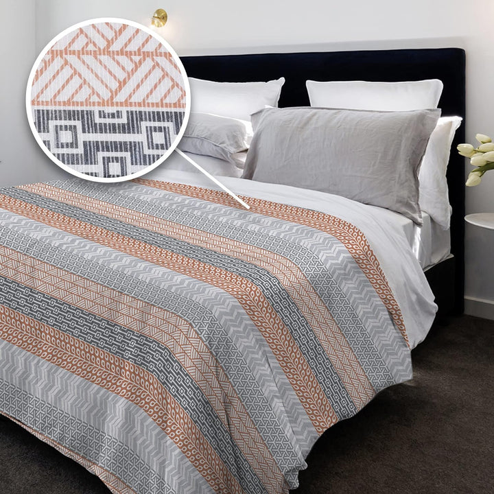 PENSIERI DELICATI Tagesdecke 260 x 280 cm, Einzeltuch 100% Baumwolle Pique, Ideal Zum Thema Wohnen,