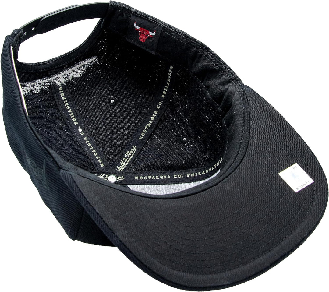 Mitchell & Ness Black on Black Snapback - Chicago Bulls, Schwarz