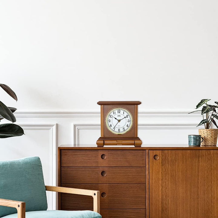 MPM Quality Retro Light Wood Tischuhr, Braun, Traditionelle und Elegante Holztischuhr, Arabische Zif