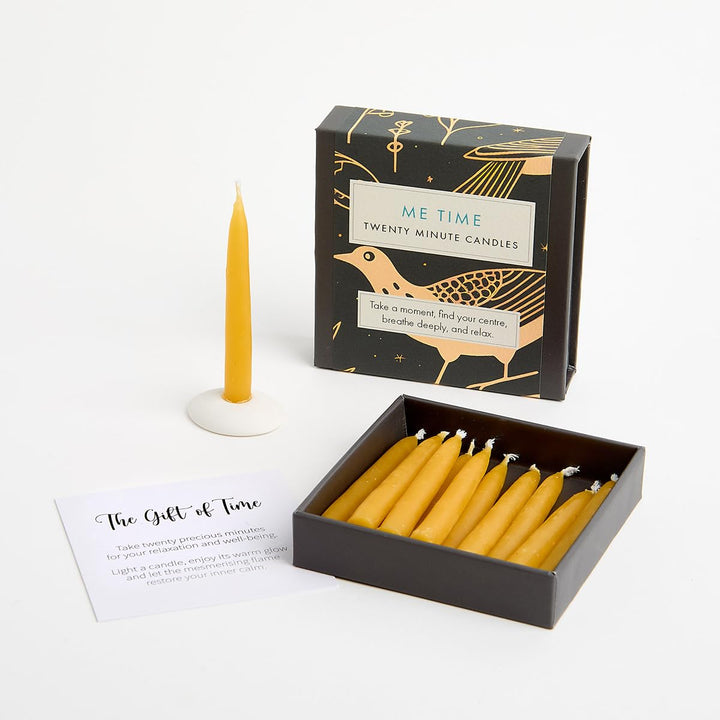 Signature Collection – Me Time (Folk) Kerzen, 20 Minuten, mit Keramikständer, 12 Stück