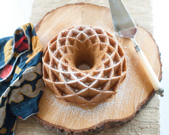 Nordic Ware Backform - Gugelhupf - Napfkuchen " Jubilee " in Gold mit filigranem Design für echte Ba