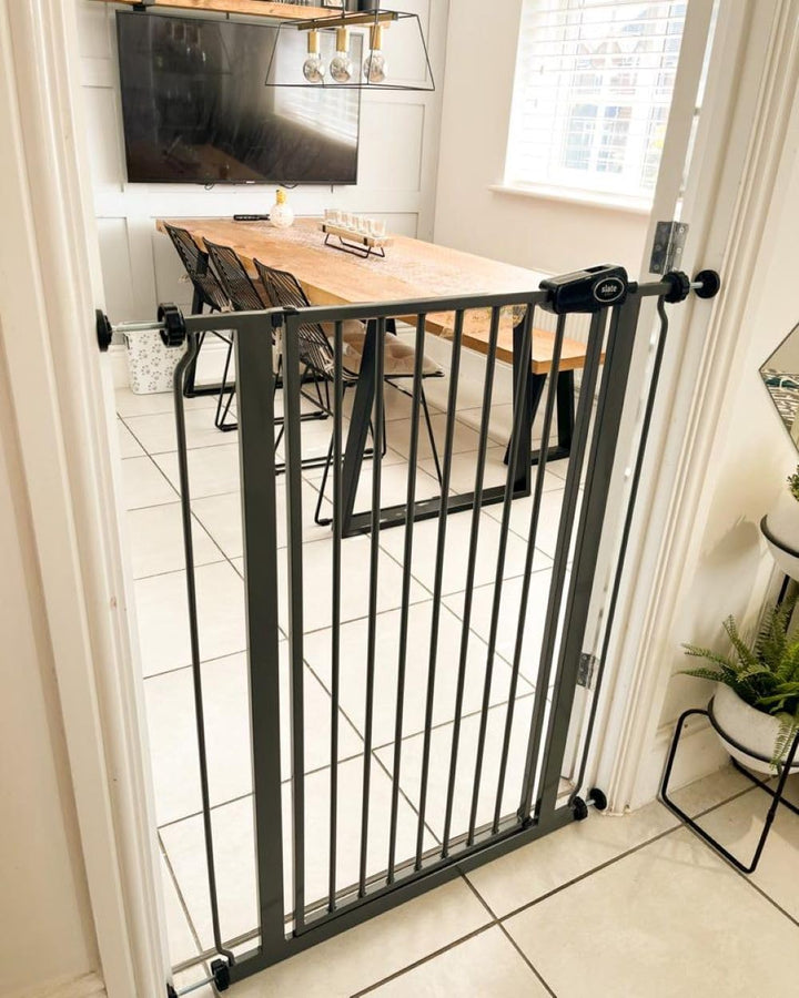 Safetots Extrahohes Metall-Sicherheitsgitter, Druckmontage, 75cm - 82.6cm, Schiefergrau, 104cm Höhe,
